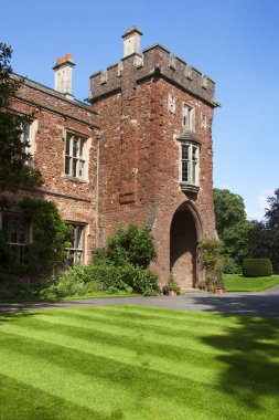 Mavi bulutlu gökyüzü olan eski bir kale binası