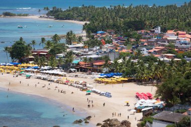 Halkın plaj sahnesinde insanlar gün ışığında