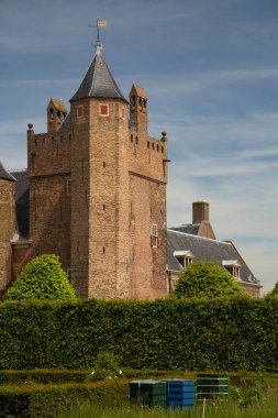 Görkemli eski demirli kale