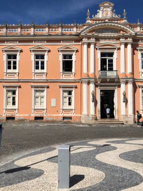 Meydandaki tarihi bina