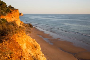 Kayalık deniz kıyısının gün batımı manzarası