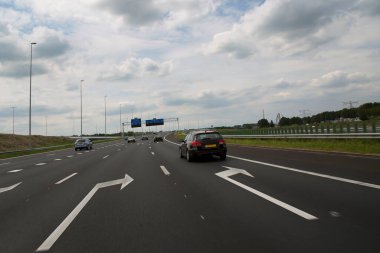 Hareket eden otomobil trafiği olan yol görüntüsü