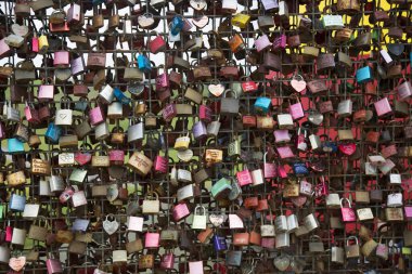 Aşk kilitleri köprüde asılı