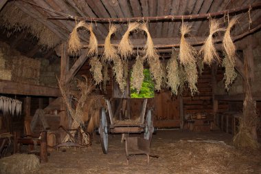 Köydeki eski ahşap ev.