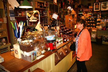 Eski şehirdeki bir dükkânda çeşitli yiyecekler var.