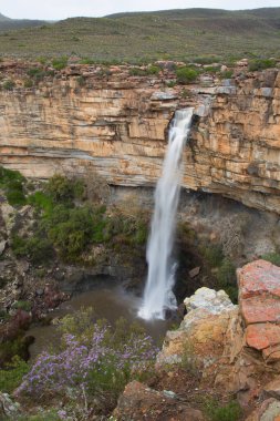Dağlarda güzel bir şelale 