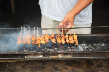 Izgarada kızarmış tavuk ve sebze..