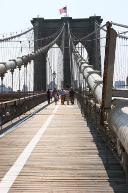 Brooklyn Köprüsü 'nde yürüyen turistler 