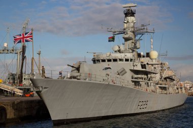 İngiliz bayrağı taşıyan savaş gemisi