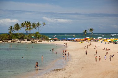 Halkın plaj sahnesinde insanlar gün ışığında
