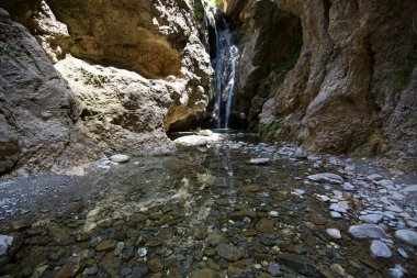 Dağlarda güzel bir şelale