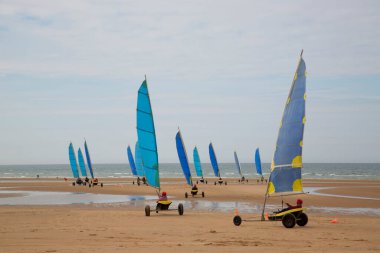 Plajda bir blokart, arazi ya da kum yelkenli araba ya da yük arabasıyla, rüzgarla çalışan üç tekerlekli ve yelkenli bir kara aracı ile yapılan bir yarışma.