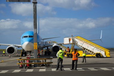 Bir uçağın, yer ekibinin havaalanına gelişi 