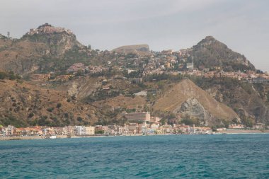 Sahil şehri manzarası ve deniz tepeleri