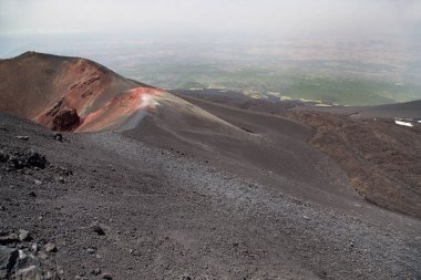 Plato dağlarındaki volkanik vadi manzarası 