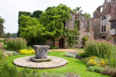 Güzel şato mimarisinin manzarası.