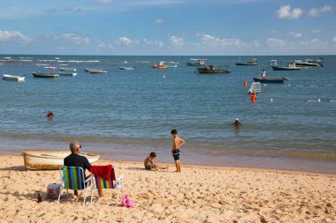 Halk plajında dinlenen insanların görüntüsü, seyahat görüntüleri.