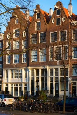 Hollanda, Amsterdam sokaklarındaki eski binalar.