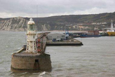 İskelede beyaz deniz feneri