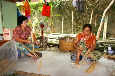Küçük bir fabrikada çalışan Asyalılar.