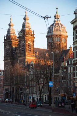 Tarihsel Sant Nicolas Bazilikası veya Amsterdam şehir merkezindeki kilise