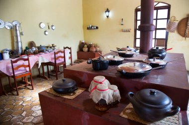 Eski kasabada bir restoranın içinde.