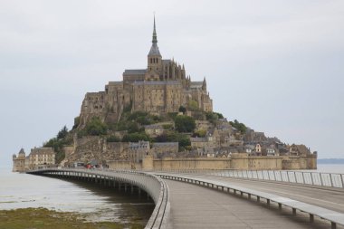 Le Mont-Saint-Michel Fransa 'nın Normandiya kentinde yer alan gelgit adası ve büyük bir kaledir.