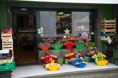 Dükkanda farklı sebze ve meyveler var.