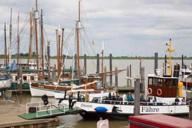 Hollanda şehir limanındaki yelkenlilerin manzarası