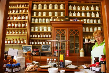 Gıda dükkanındaki kadın.