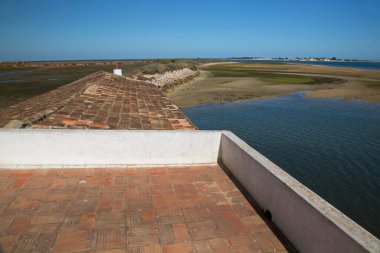 Arka planda eski çatı ve nehir manzarası
