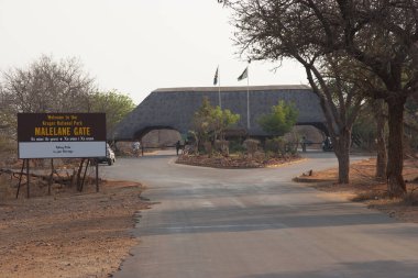 Parktaki yol tabelası