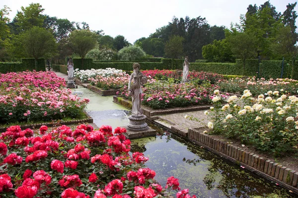 植物园景观 开着花 水池和雕塑 — 图库照片