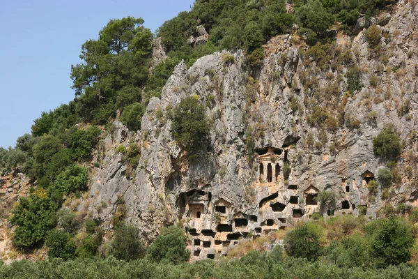 リュキアの岩の墓 古代都市カウノスの岩の埋葬場所 ダリアンデルタ トルコエーゲ海 トルコ — ストック写真