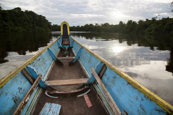 川の上の木のボート — ストック写真
