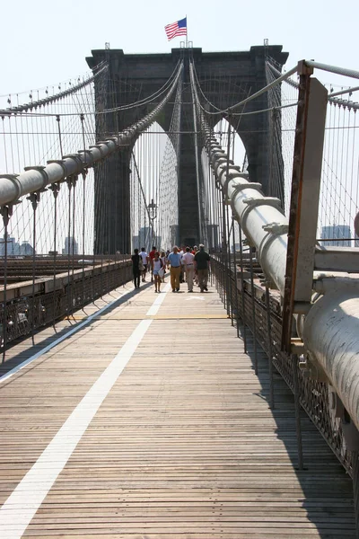 Turistas Caminando Puente Brooklyn —  Fotos de Stock