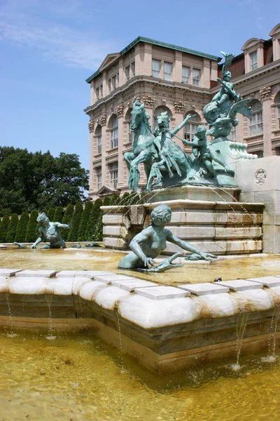 美丽的宫殿 有喷泉 — 图库照片