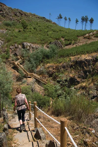 Mulher Caminhando Uma Trilha Caminhada Nas Montanhas — Fotografia de Stock