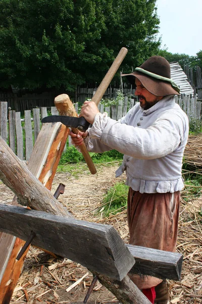 Muž Středověkém Kostýmu Pracující Dřevem Cestovní Výstřel — Stock fotografie