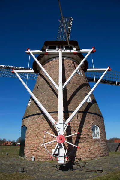 典型的な丘の上のオランダの風車 — ストック写真