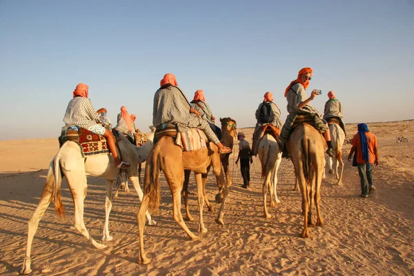 Vista Pessoas Montando Camelos Deserto — Fotografia de Stock