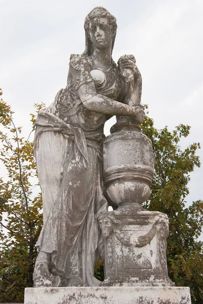 Standbeeld Van Een Vrouw Het Park — Stockfoto