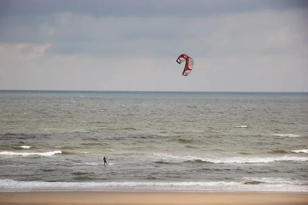 Muž Kiting Moři Vlnami — Stock fotografie