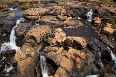 çağlayan şelale ve çukurları olan nehir manzarası