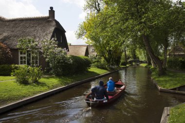 Kanalda yüzen insanlar 