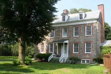 Yeşilliklerle çevrili güzel eski bir ev