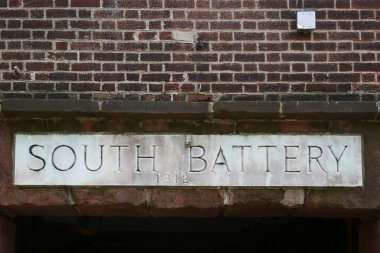 Tuğla Duvarında Güney Batarya İşareti