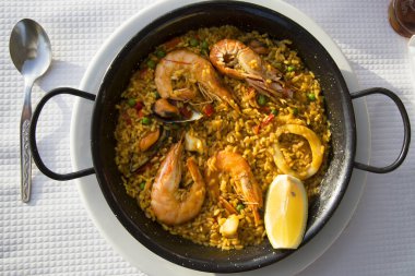 Deniz ürünleri ve sebzeli paella.