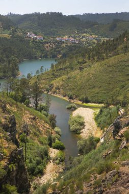 Dağlardaki nehir manzarası