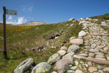 Dağlardaki taş bir yolun güzel manzarası.